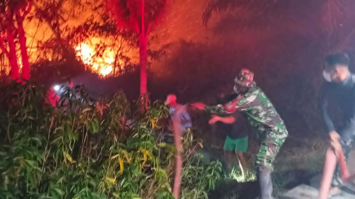 Upaya pemadaman karhutla di wilayah Palangka Raya, oleh personel darat dari unsur TNI/Polri, BPBD, Damkar dan para relawan, baru-baru tadi.(istimewa)
