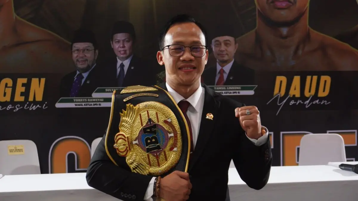 Daud Jordan, petinju dunia asal Kalbar, Indonesia dengan salah satu sabuk gelar juara dunia yang dipegangnya.(dok.antara)