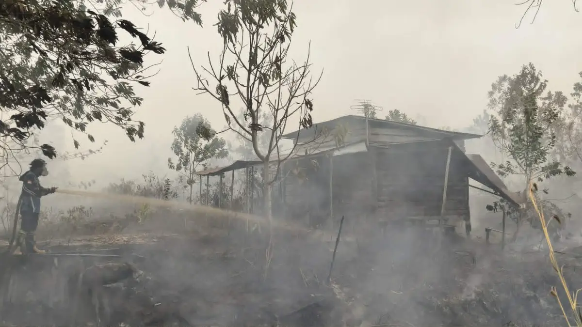 Pemadaman api karhutla yang mengenai lahan warga dan bangunannya, baru-baru tadi. (dok.radarsampit)