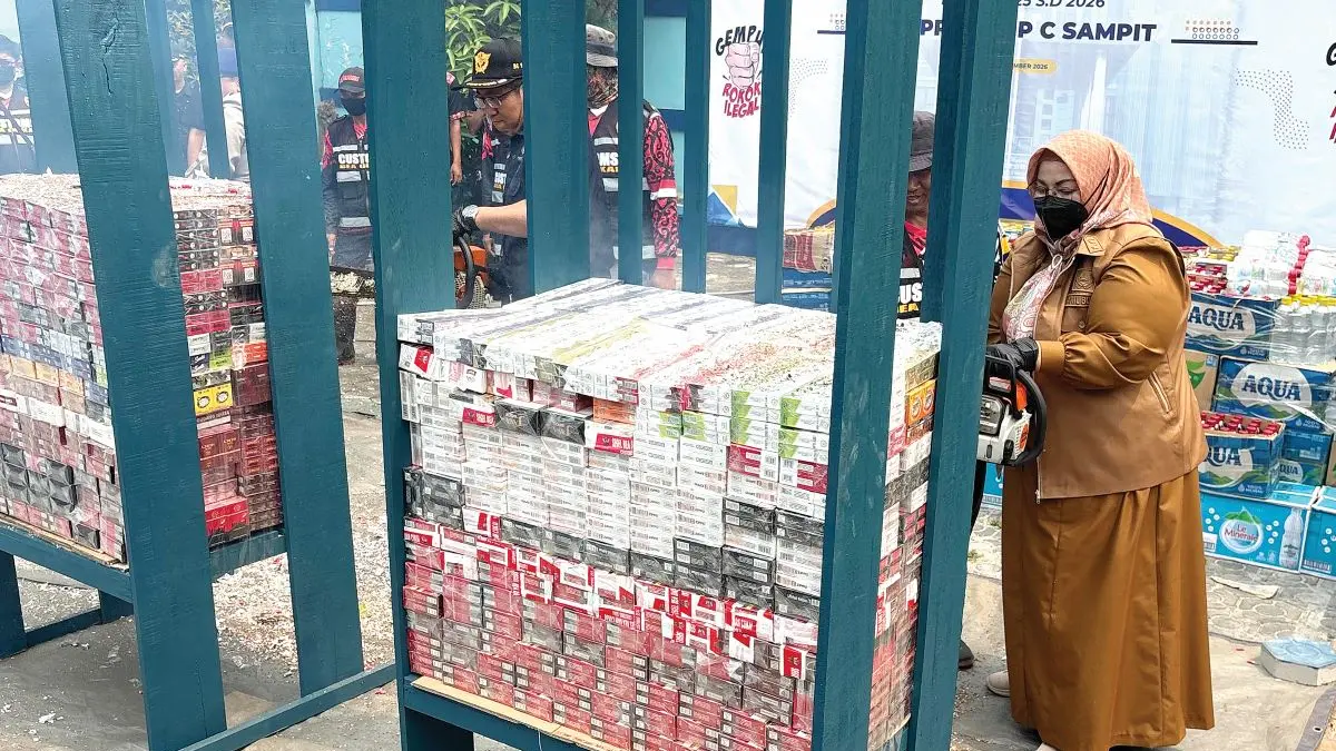 PEMUSNAHAN: Wabup Kotim Irawati ikut melakukan pemusnahan rokok illegal di kantor Bea Cukai Sampit, Selasa (15/9/2026). FOTO: YUNI/RADAR SAMPIT