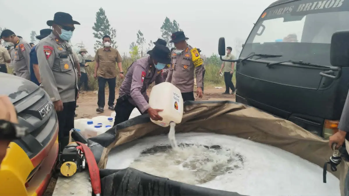 Penggunaan cairan X-Fire yang diyakini ampuh memadamkan bara karhutla yang menjalar di tanah gambut, dan mulai diterapkan di Palangka Raya, Rabu (16/9).(dodi/radarsampit)