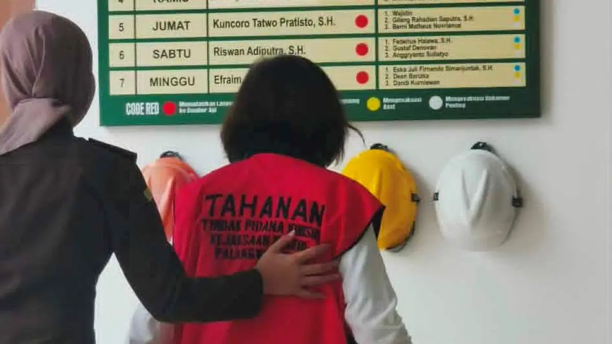 Prof. Yetrie Ludang digiring usai menjalani sidang di Pengadilan Tipikor Palangka Raya, Rabu (16/9). (dodi/radarsampit)