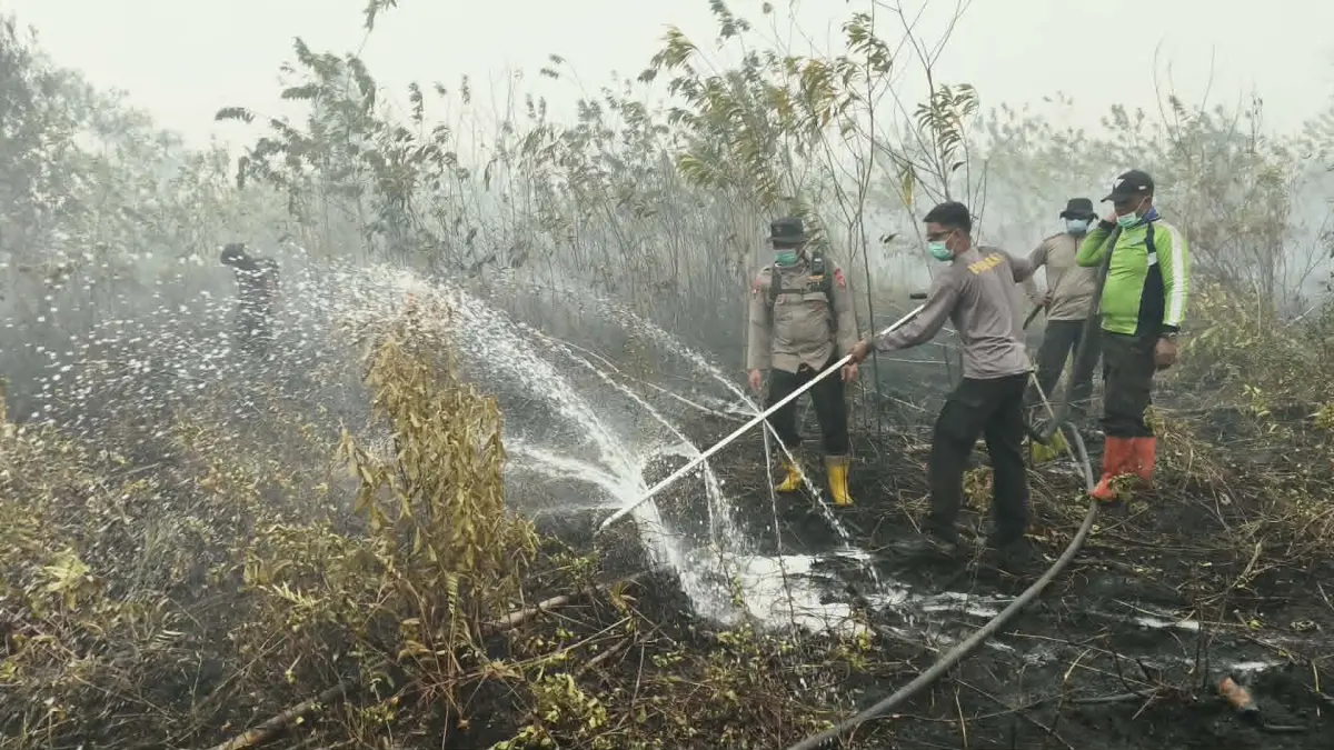 Upaya penanganan kebakaran hutan dan lahan di kawasan Jalan Madura, Palangka Raya, baru-baru tadi.(dodi/radarsampit)