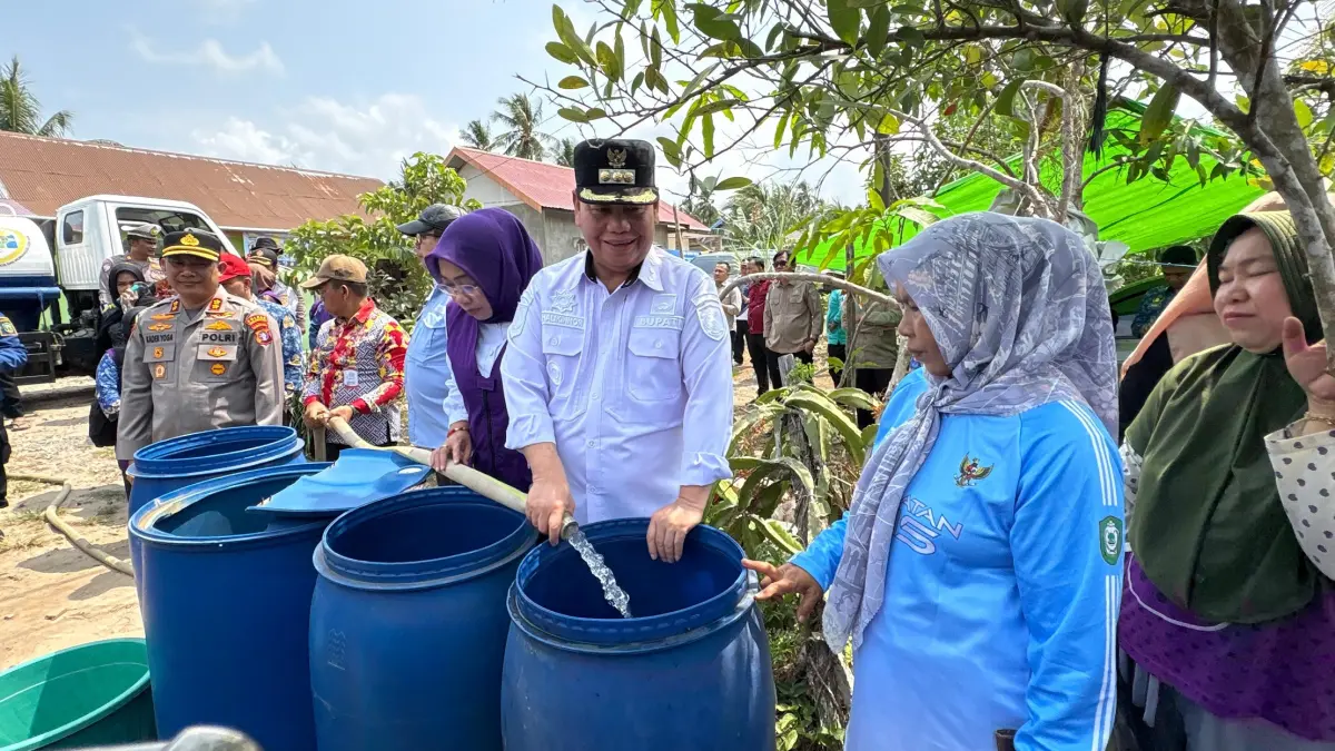 Bupati Kotim Halikinnor ketika turun menyalurkan air bersih ke wilayah selatan Kotim, Kamis (17/9).(yuni/radarsampit)
