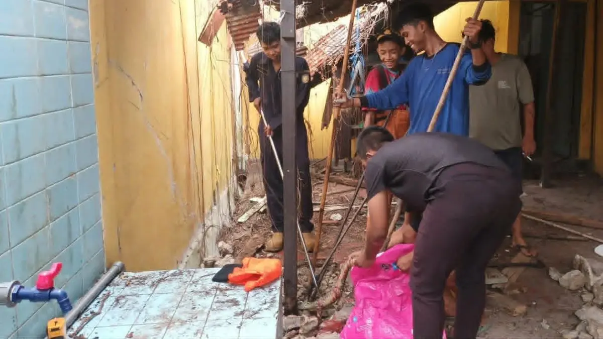EVAKUASI : Ular piton sepanjang sekitar tiga meter menyusup ke area permukiman, sembunyi di bawah keramik lantai rumah warga Palangka Raya. FOTO: DODI/RADAR SAMPIT
