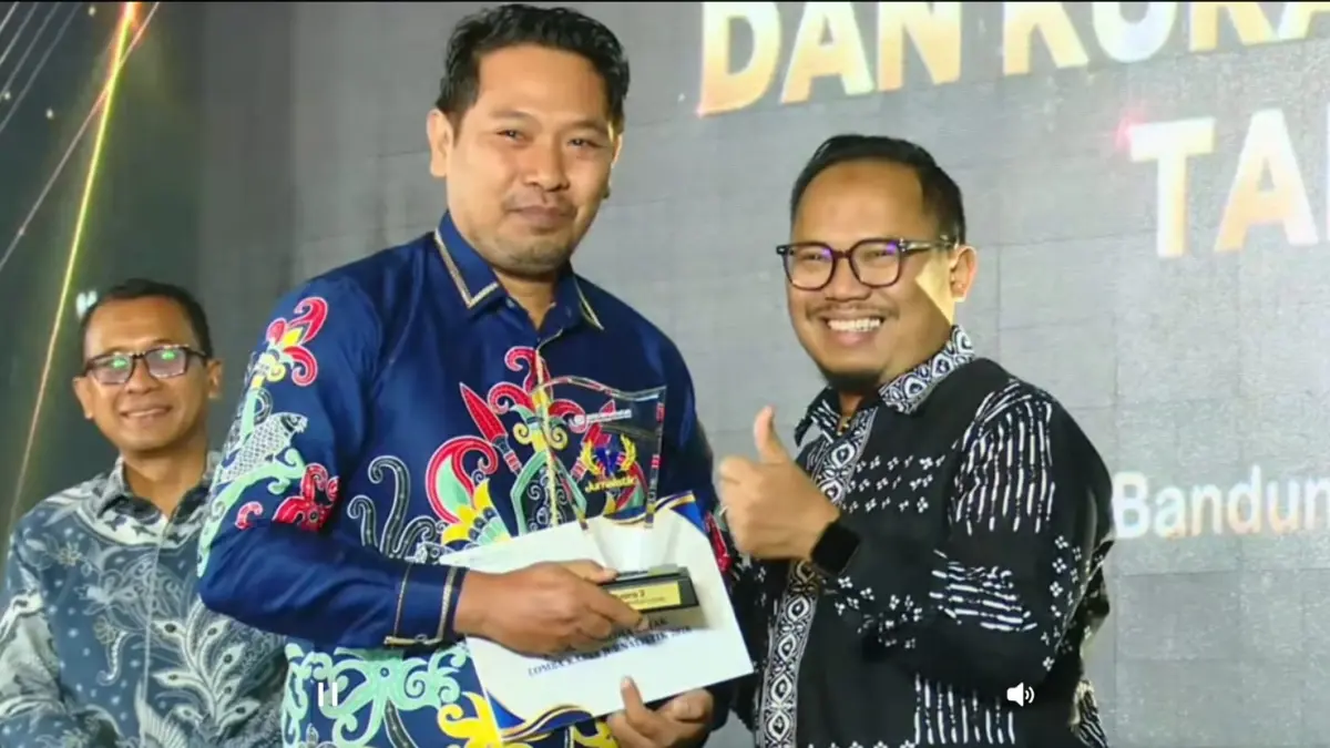 Jurnalis Radar Sampit Heru Prayitno saat menerima trofi juara Lomba Karya Jurnalistik BPJS Kesehatan Tahun 2026. (Youtube BPJS Kesehatan)