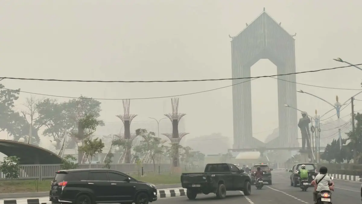 Kabut asap yang dirasakan di pusat Kota Palangka Raya, di kawasan Bundaran Besar, dampak masih maraknya kebakaran hutan dan lahan (karhutla), Kamis (17/9).(dodi/radarsampit)