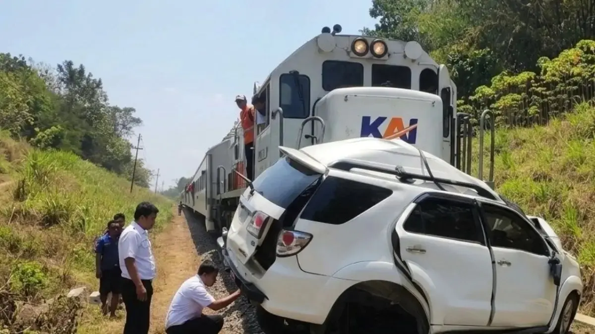 MUSIBAH: Sebuah mobil Toyota Fortuner berwana putih tertabrak Kereta Api (KA) Ijen Ekspres relasi Malang-Ketapang. Pengemudi mobil itu tewas di TKP. (Humas KAI Daop 9 Jember)