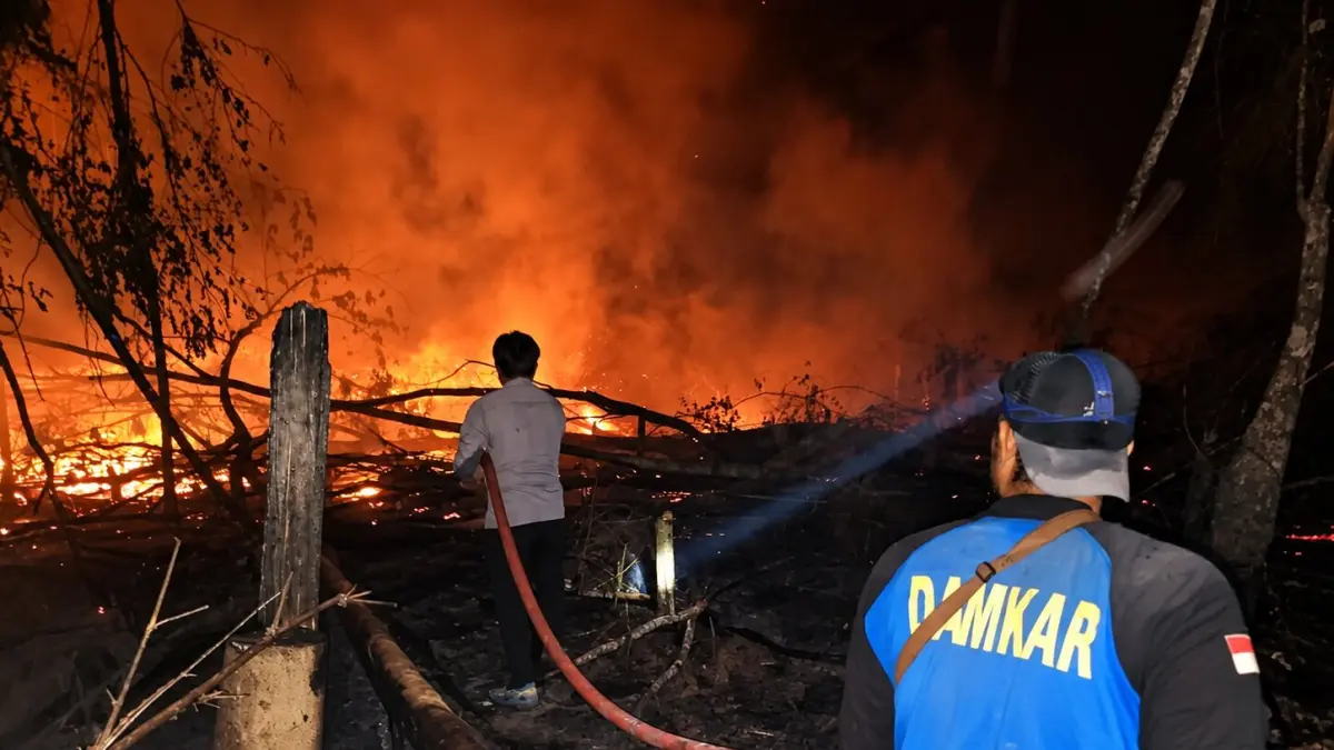 PADAMKAN API : Polsek Rungan bersama personel Koramil dan tim damkar berupaya memadamkan api yang membakar lahan di Desa Tumbang Kajuei, Kecamatan Rungan, Selasa (15/9) malam. (POLSEK RUNGAN FOR RADAR SAMPIT)