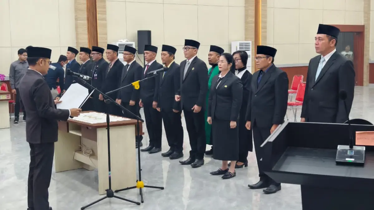 Pelantikan dan pengambilan sumpah/janji bagi 12 pejabat eselon II Pemkot Palangka Raya, oleh walikota, Rabu (16/9).(dodi/radarsampit)