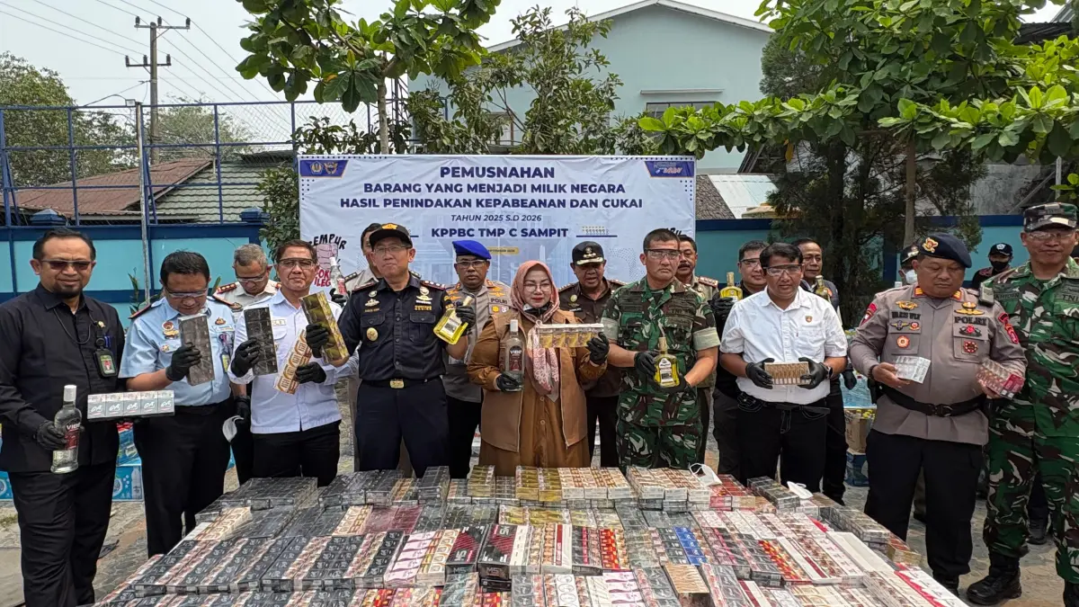 PEMUSNAHAN BKC: Pemusnahan barang kena cukai (BKC) ilegal oleh KPPBC Tipe Madya Pabean C bersama pemerintah daerah dan unsur pejabat terkait lainnya, Selasa (15/9). (Yuni/Radar Sampit)