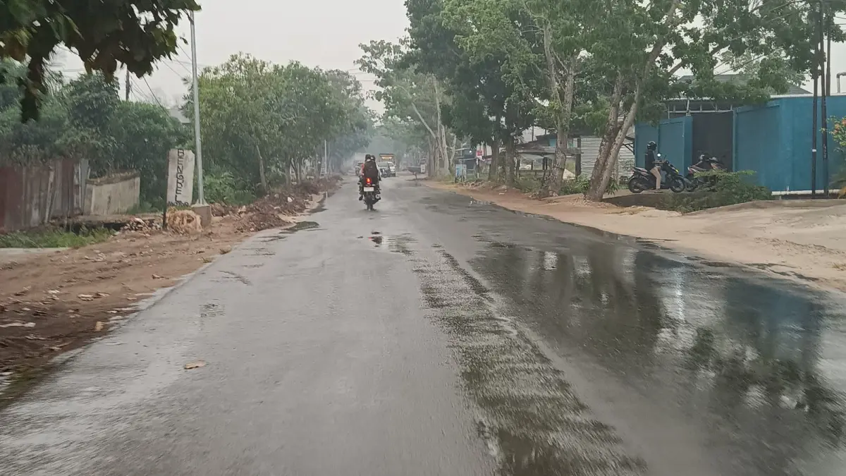 Salah satu ruas jalan di Sampit, tampak basah setelah diguyur hujan ringan, Kamis pagi (17/9/2026). Meski masih diselimuti kabut asap warga berharap hujan ini dapat mengurangi dampak kekeringan. (Usay Nor Rahmad/Radar Sampit)