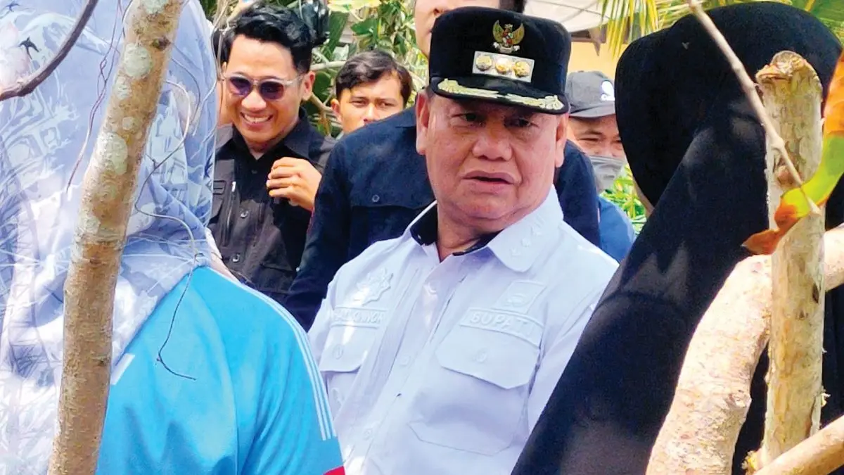 SAMBANG WARGA: Bupati Kotim Halikinnor berbincang dengan warga dan Camat MHS Wahyudah, Kamis (17/9/2026). FOTO: YUNI/RADAR SAMPIT