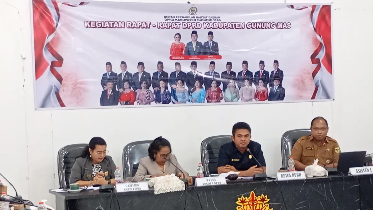 Sekretaris Komisi I DPRD Kabupaten Gumas Rayaniatie Djangkan (ujung kiri) menghadiri RDP antara DPRD bersama DPMD dan camat, di ruang rapat komisi DPRD setempat, Senin (14/9).(istimewa/DPRD Gumas)