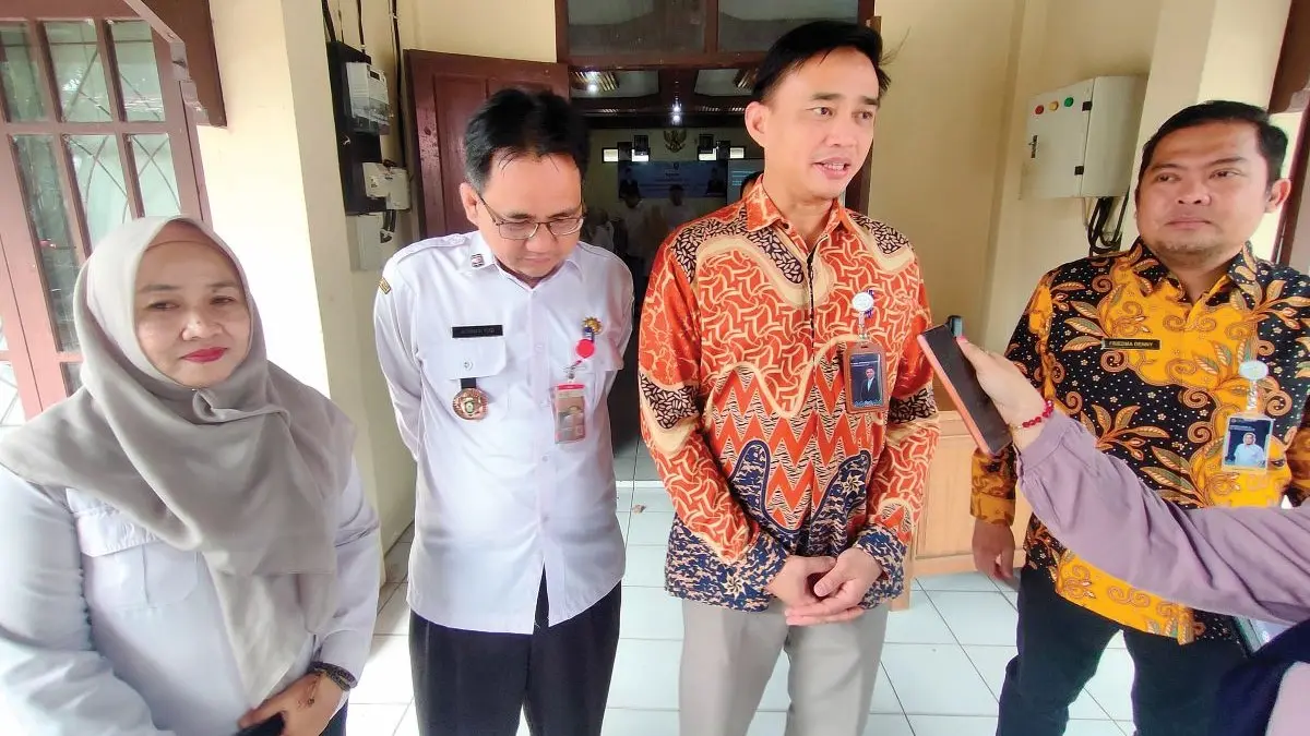 WAWANCARA: Kepala Perwakilan (Kaper) BKKBN Kalteng M Iqbal Apriansyah didampingi Kepala DPPPAPPKB Kotim Achmad Yusi beserta jajaran. FOTO: YUNI/RADAR SAMPIT