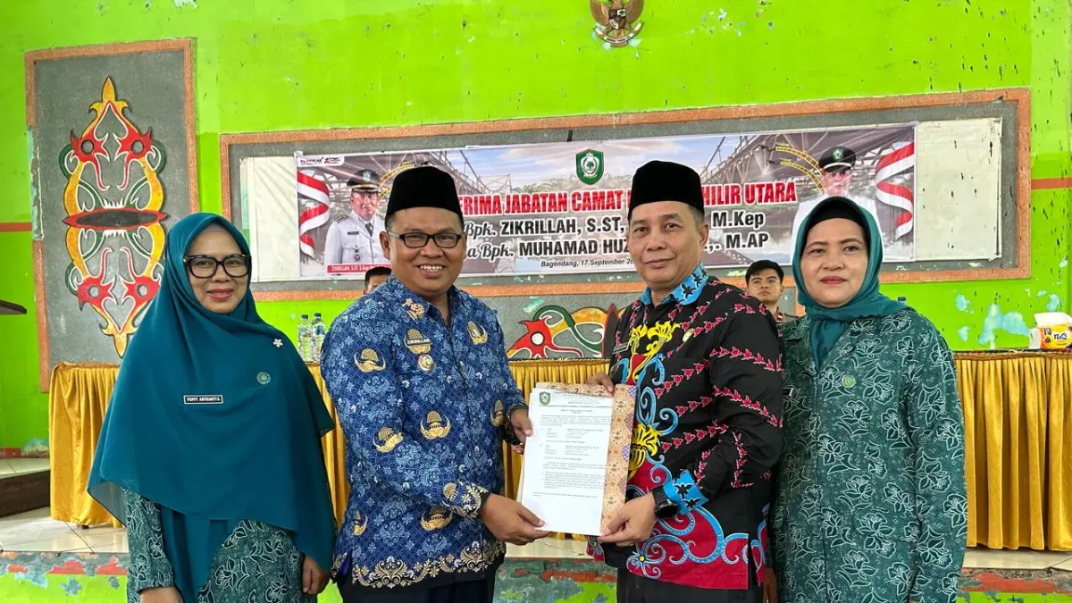Zikrillah dan istri serta Muhamad Huzaifah, saat sertijab Camat Mentaya Hilir Utara, Kamis (17/9). (joy/radarasampit)