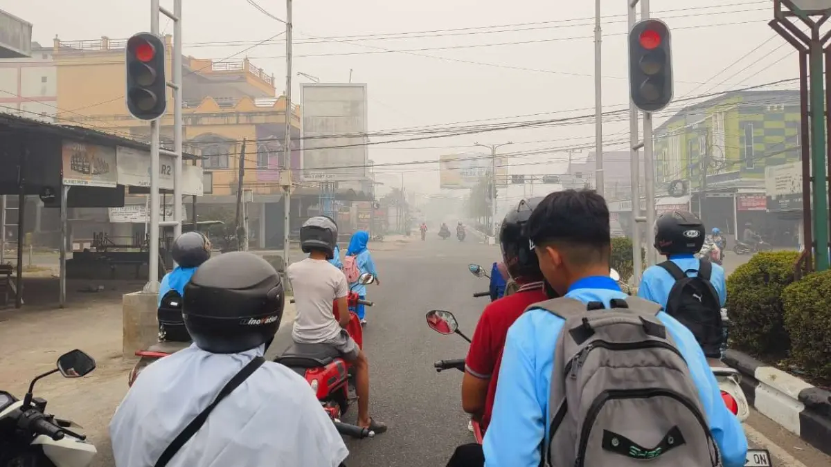 Kondisi kabut asap di Sampit, Kabupaten Kotim pada Jumat (18/9).  (Akbar/Radar Sampit)