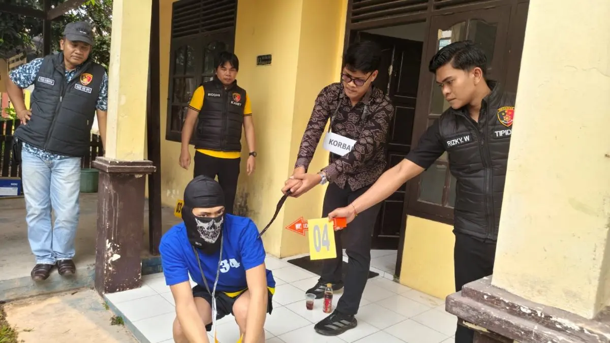 REKA ULANG: Korban RK yang diperagakan orang lain lebih dulu mengayunkan senjata tajam ke arah tersangka RN. FOTO: IST/RADAR SAMPIT