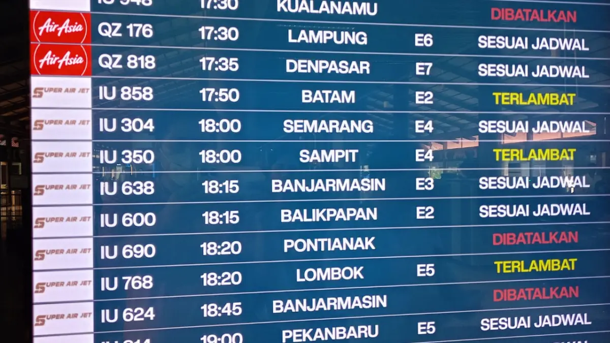 Display Jadwal penerbangan di Bandara Soekarno-Hatta Jumat (18/9/2026) (Heru Prayitno/Radar Sampit)