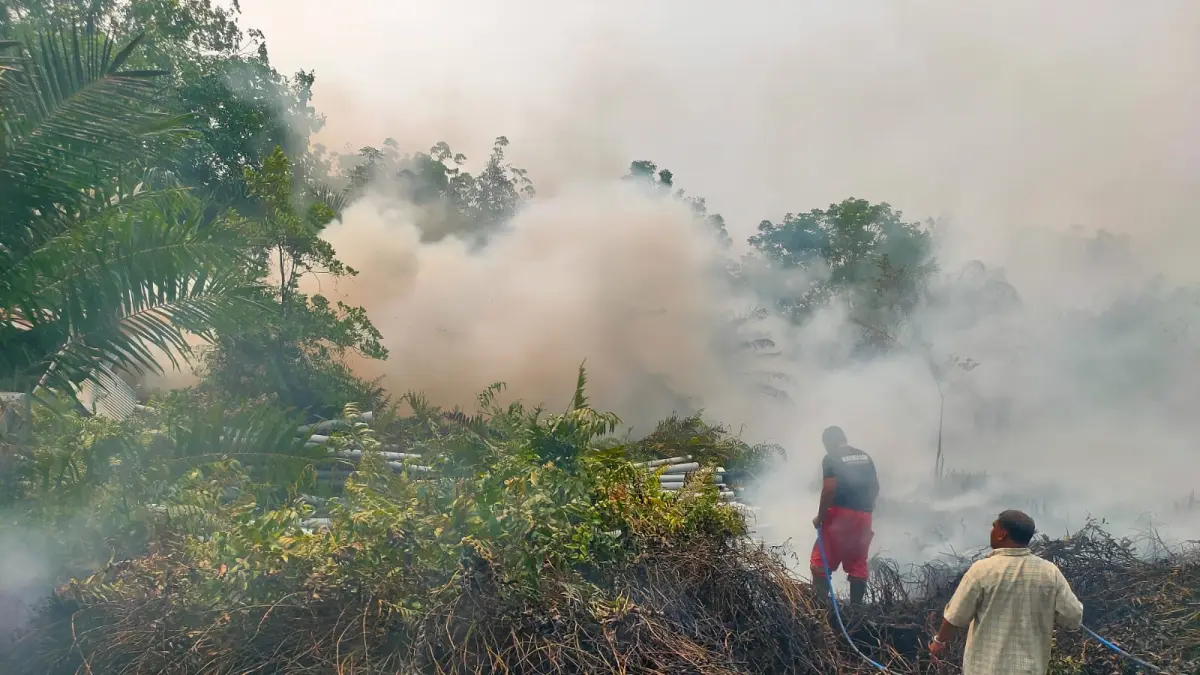 KARHAN: Lahan terbakar di belakang gudang Jalan Jaksa Agung Soeprapto, Sabtu (19/9) siang. YUNI/RADAR SAMPIT