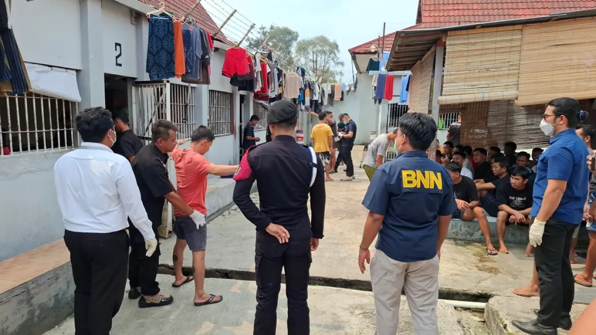 RAZIA : Tim gabungan saat melakukan pemeriksaan terhadap warga binaan di blok hunian Lapas Kelas II B Sampit, baru tadi. FAHRY/RADAR SAMPIT