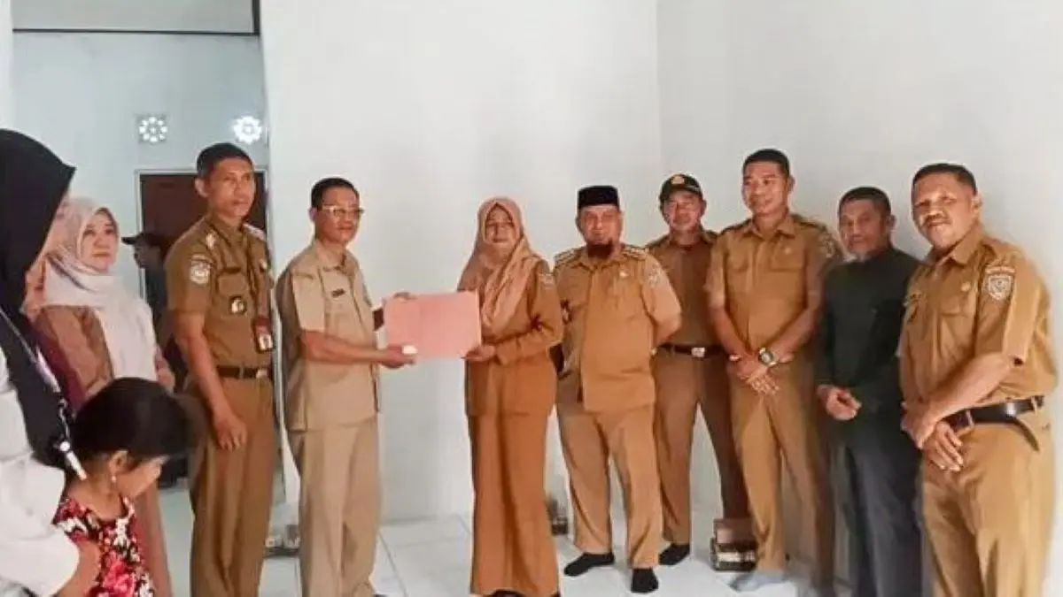 ADMINDUK: Disdukcapil Seruyan menyerahkan langsung dokumen yang telah diterbitkan ulang kepada warga terdampak kebakaran. FOTO : RIFANI/RADAR SAMPIT
