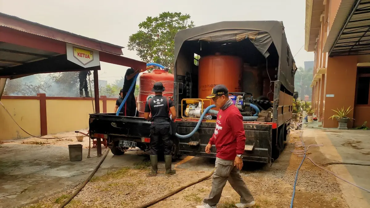 Kepala Pelaksana BPBD Kotim Imam Subekti, saat ditemui ketika meninjau proses pemadaman kebakaran di belakang Kantor Pengadilan Agama, Jalan Sudirman, Sabtu (19/9).(yuni/radarsampit)