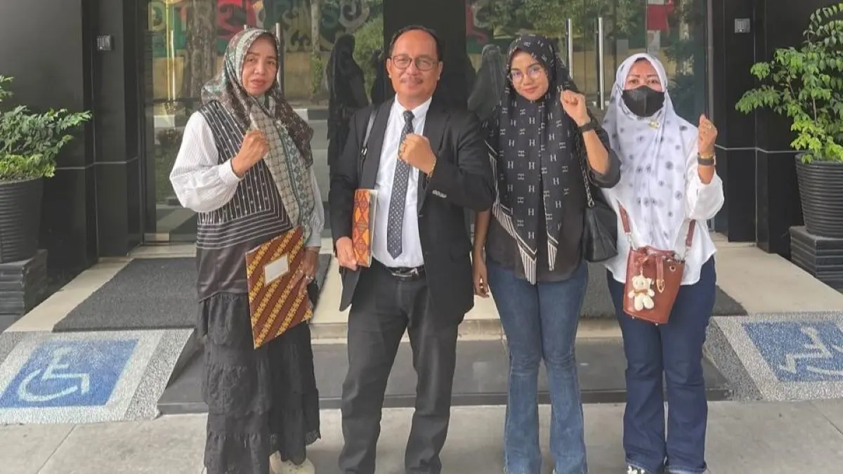 MELAPOR: ADV. DR. Mahdianur, SH, MH, yang juga sebagai Prediden PERMADIN Pusat mendampingi kliennya di Mapolda Kalteng. FOTO: IST/RADAR SAMPIT