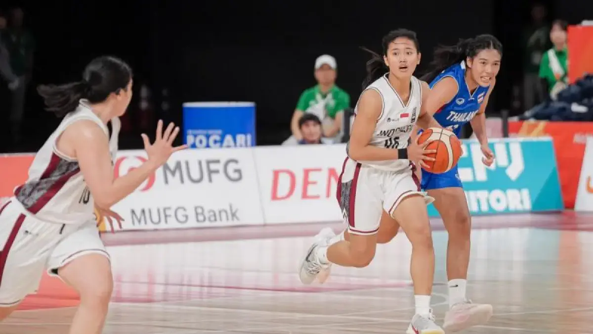 Pemain timnas bola basket putri Indonesia Kartika Mahanani Hatta membawa bola dalam laga Grup A melawan Thailand, pada Asian Games 2026 Aichi-Nagoya, Jepang, Kamis (17/9/2026). ANTARA/HO-DPP Perbasi