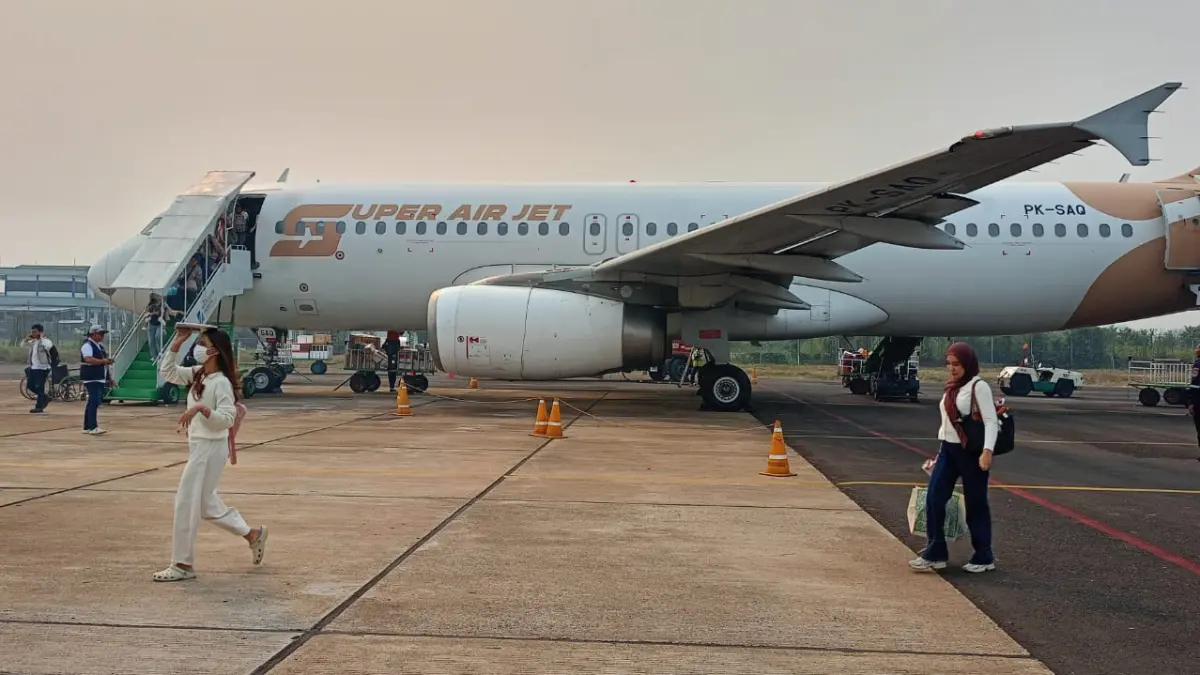 Pesawat milik Maskapai Super Air Jet usai mendarat di Bandar Udara H Asan Sampit, Minggu (20/9/2026). Tampak kabut asap di Sampit makin menebal saat sore hari. (Heru Prayitno/Radar Sampit)