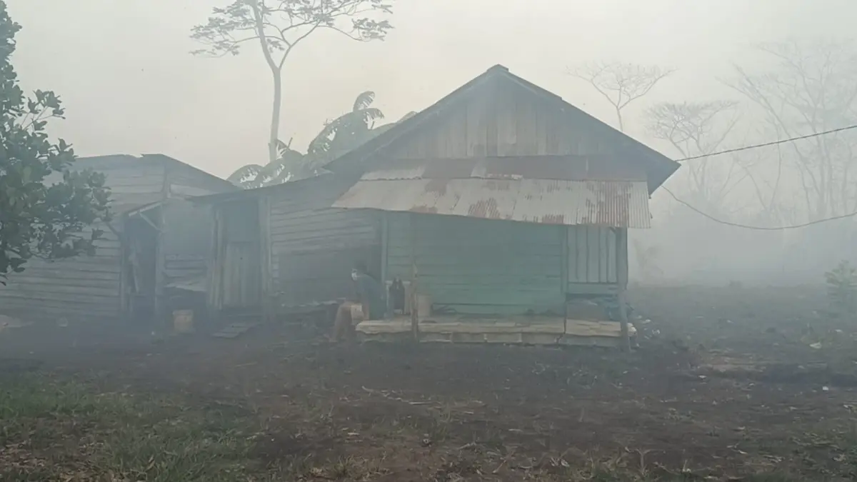 Rumah salah seorang warga di Sampit, Kabupaten Kotawaringin Timur, dikepung asap akibat kebakaran hutan dan lahan. (Usay Nor Rahmad/Radar Sampit)