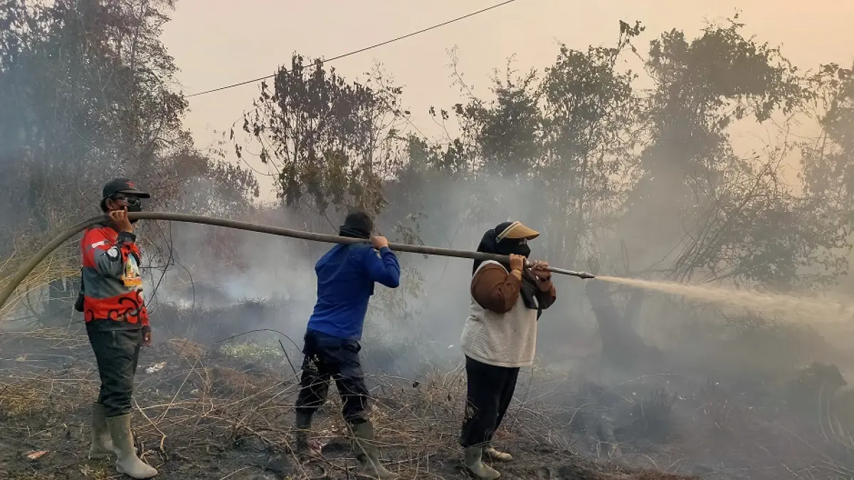 Wabup Kotim Irawati turut membantu petugas melakukan pemadaman pada lahan terbakar di Jalan Tjilik riwut km 7-8 arah Kotabesi, Sabtu (19/9).(yuni/radarsampit)