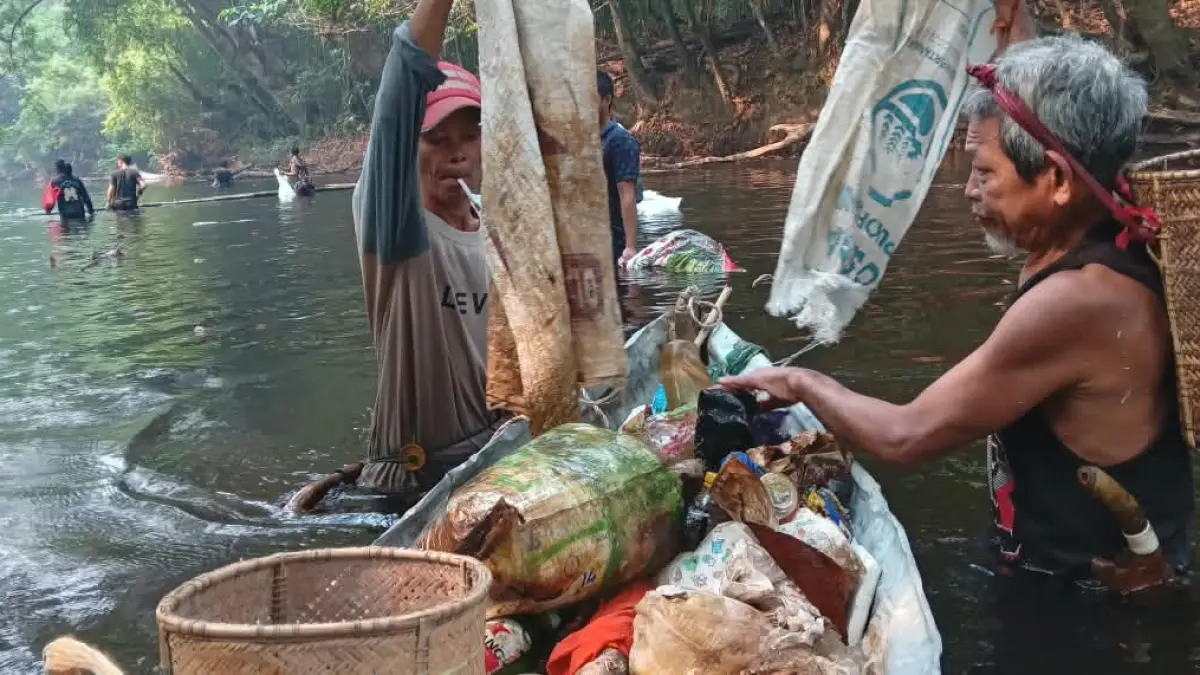 Warga Kecamatan Delang gotong royong membersihkan sungai di wilayahnya. (Warga/Radar Sampit)