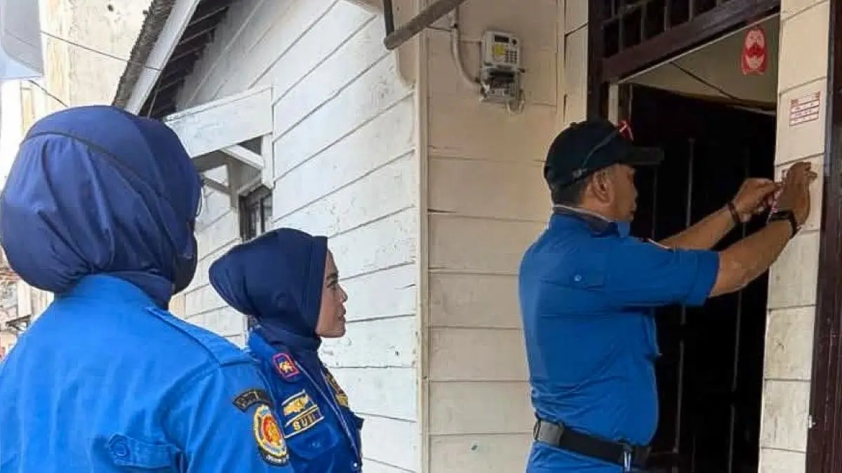 WASPADA KEBAKARAN: Damkarmat Seruyan memasang pamflet imbauan pencegahan kebakaran di rumah warga, Sabtu (19/9/2026). FOTO: RIFANI/RADAR SAMPIT
