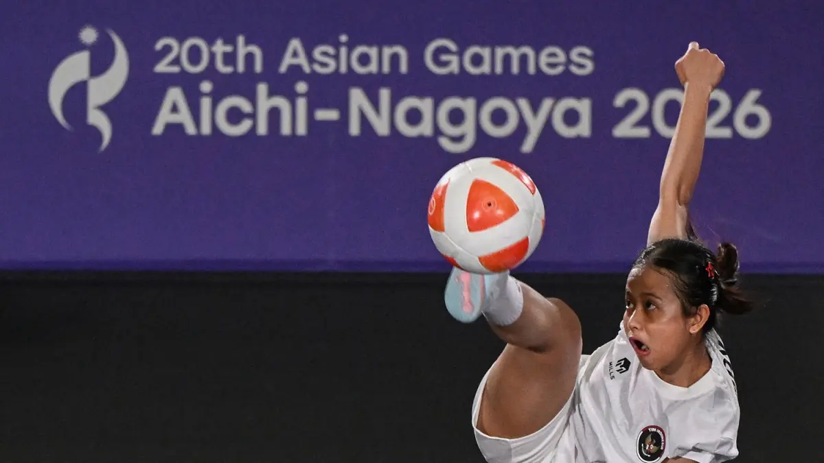 Atlet teqball Indonesia Sumaya melakukan servis ke arah atlet teqball Myanmar Wai Khin Hnin pada final tunggal putri teqball Asian Games Aichi-Nagoya 2026 di Nagoya City Higashi Sports Center, Aichi, Jepang, Minggu (20/9/2026). Sumaya meraih medali perak setelah kalah rubber set dengan skor 12-10, 8-12, dan 9-12. (ANTARA/Fauzan/kye)