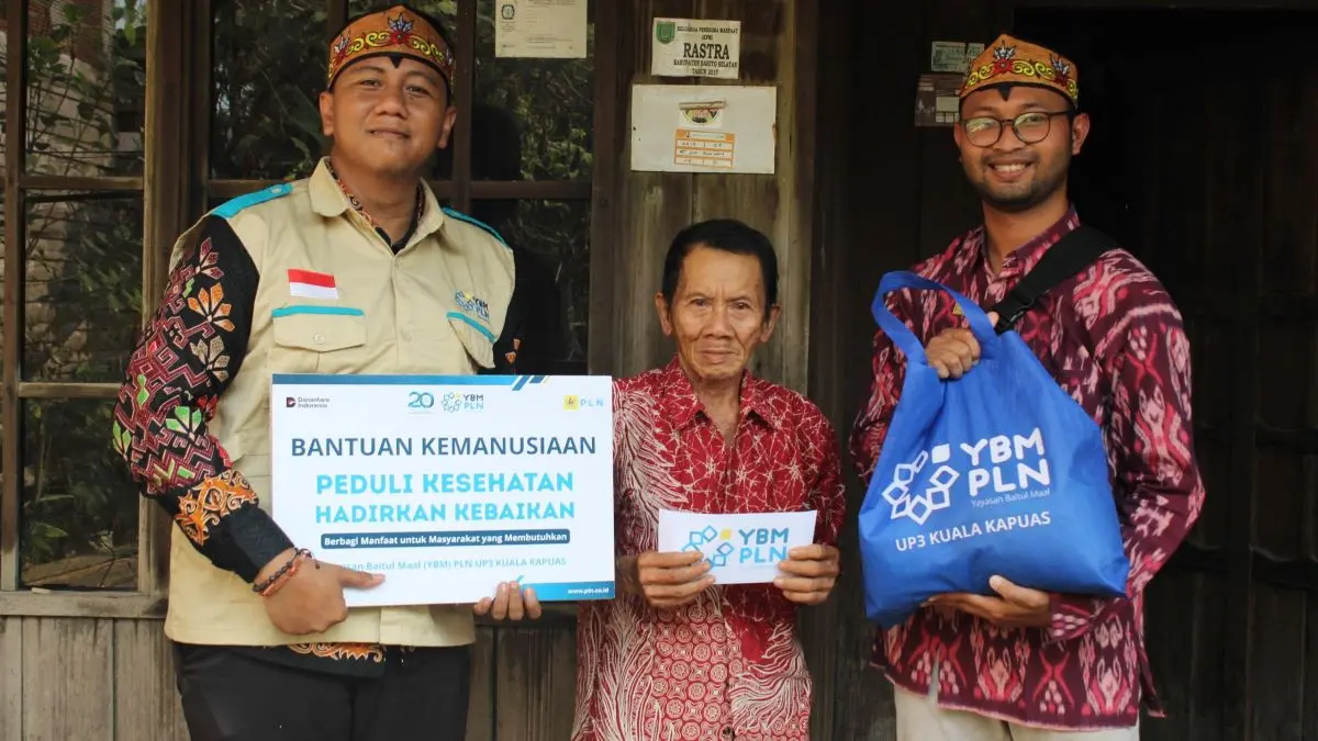 FOTO 1 : Juhriansyah (74) menyampaikan apresiasi atas perhatian yang diberikan YBM PLN kepada masyarakat di Mengkatip.