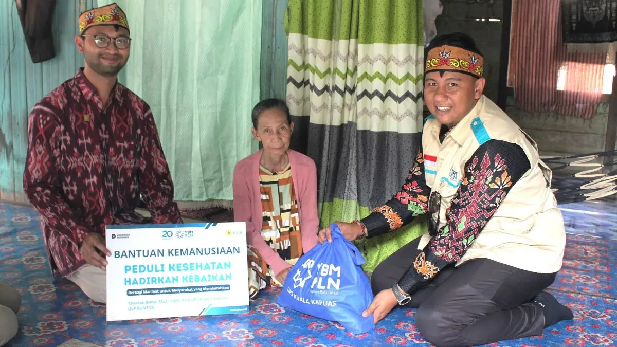 FOTO 2 : Penyerahan bantuan paket sembako dan santunan oleh Ketua YBM PLN UP3 Kuala Kapuas, Pramudya Nur Perdana kepada Lahinah (69) dalam program Peduli Kesehatan Hadirkan Kebaikan di Kelurahan Mengkatip.