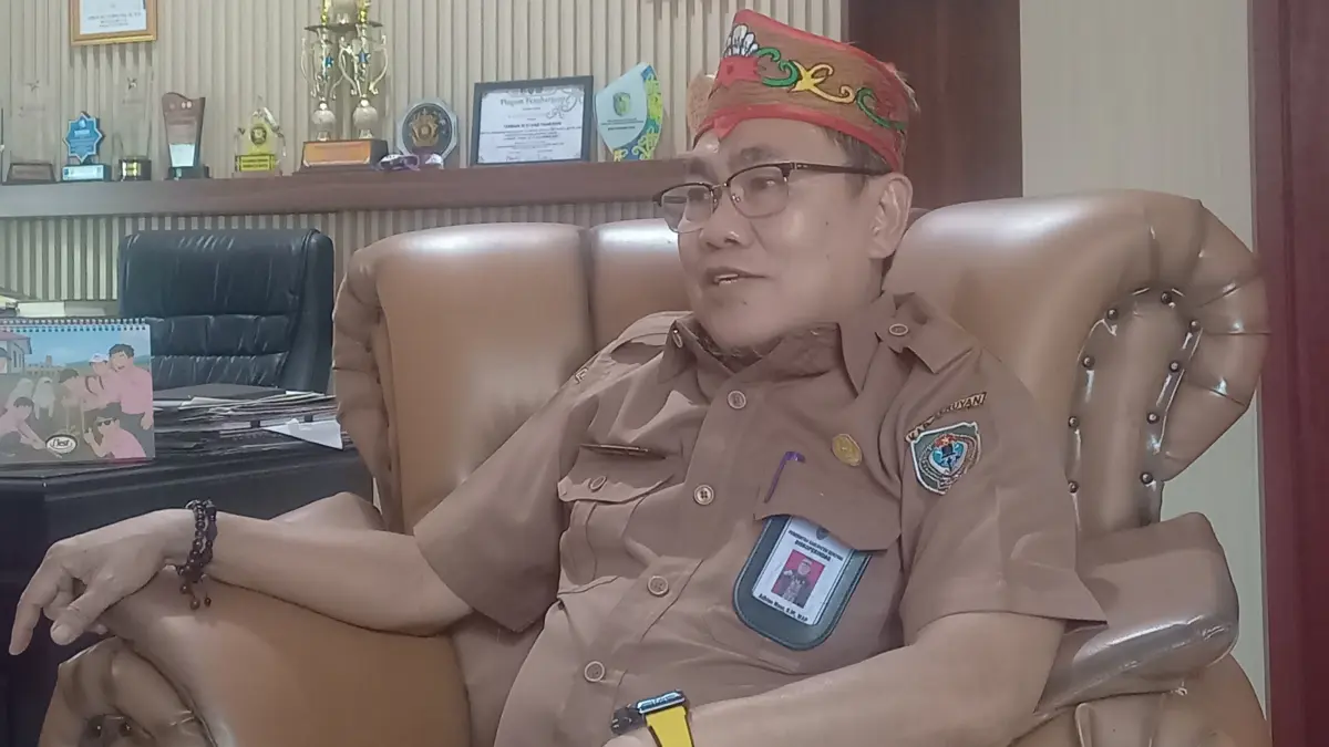 KONDISI PASAR HANAU: Kepala Dinas Perindagkop UKM Seruyan Adhian Noor saat ditemui awak media di ruang kerjanya, Senin (21/9/2026). FOTO: RIFANI/RADAR SAMPIT