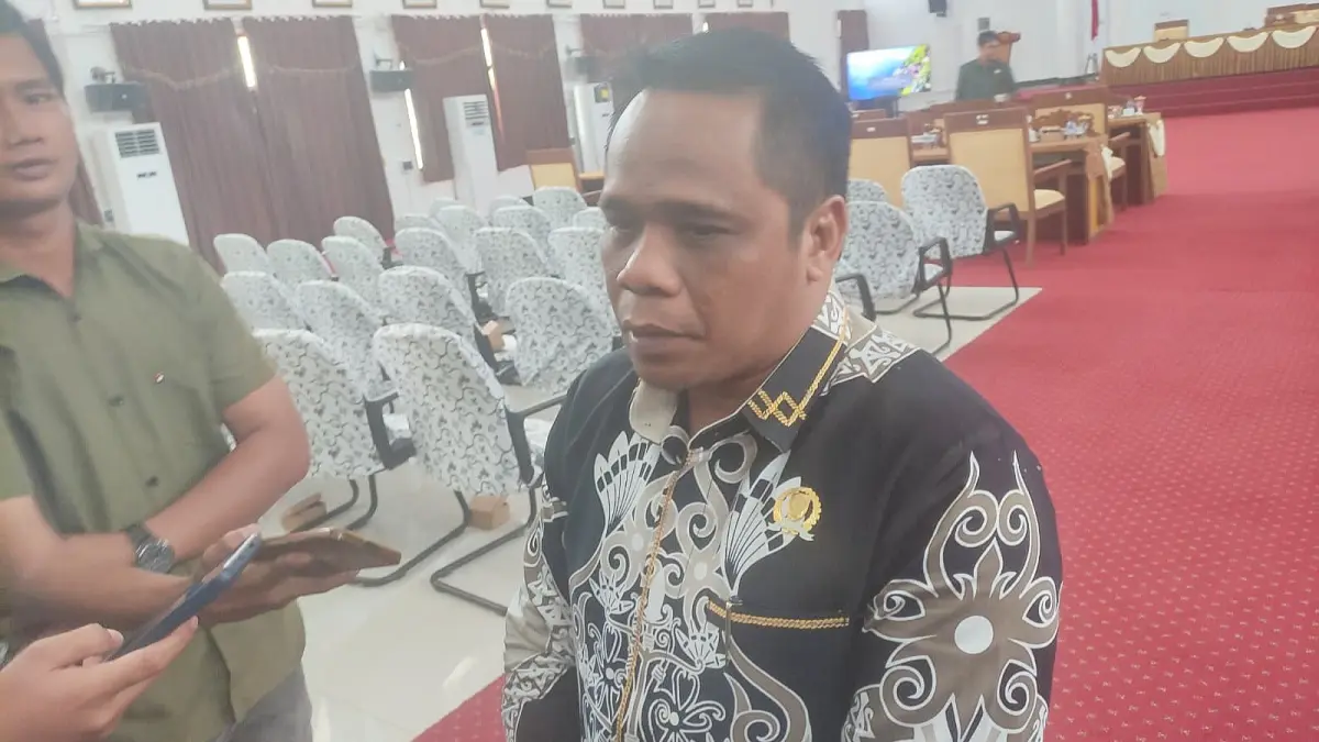 KRISIS AIR: Wakil Ketua I DPRD Seruyan Harsandi ditemui awak media usai mengikuti rapat paripurna, Senin (21/9/2026). FOTO: RIFANI/RADAR SAMPIT