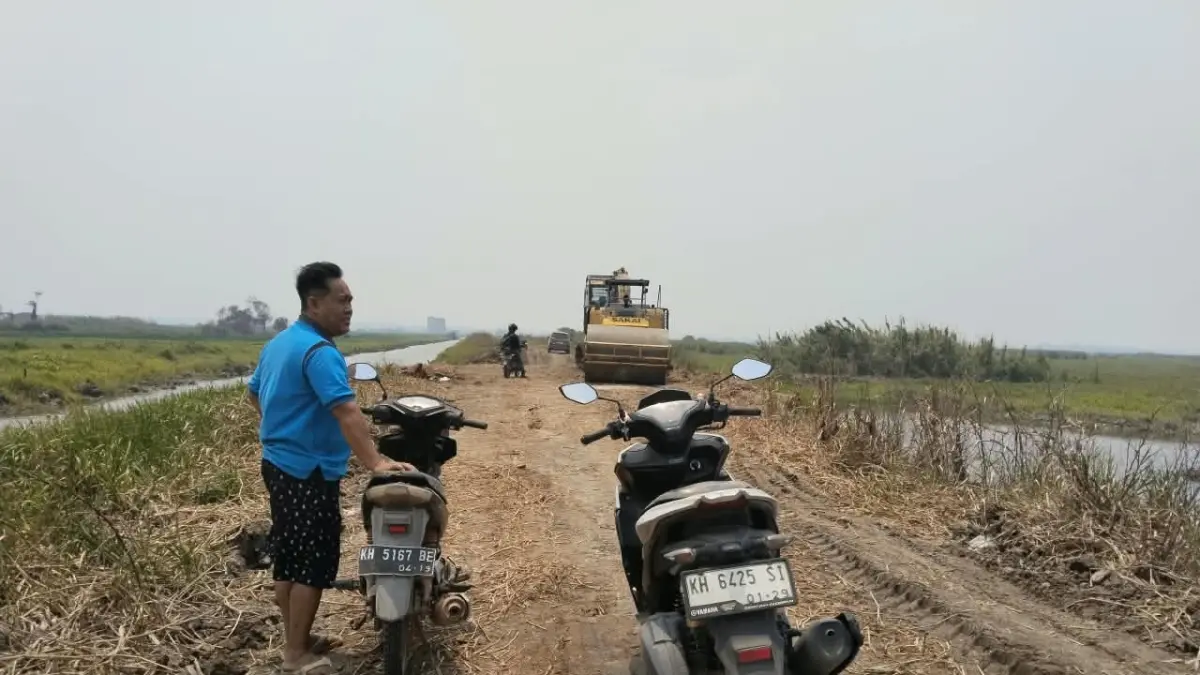 Para pengguna kendaraan roda dua memanfaatkan Jembatan Jelai dan jalan yang sudah tembus. (Fauziannur/Radar Sampit)