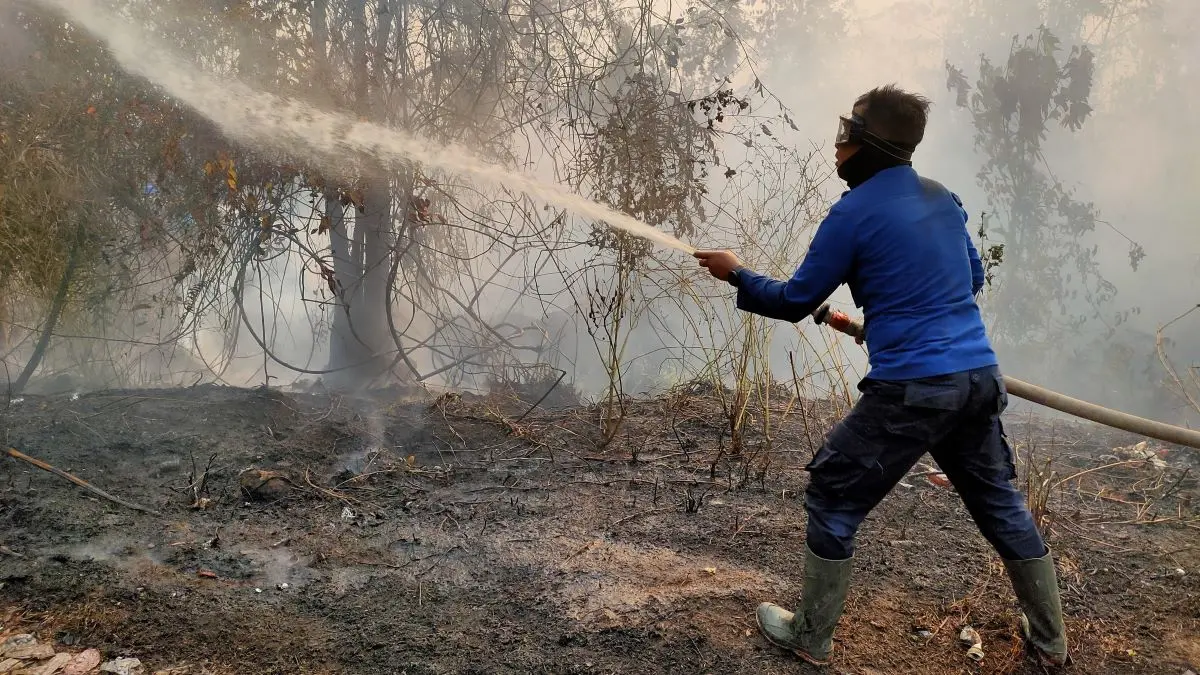 PEMADAMAN: Petugas melakukan pemadaman lahan terbakar di Jalan Tjilik Riwut km 7-8 arah Kota Besi, baru-baru ini. FOTO: YUNI/RADAR SAMPIT