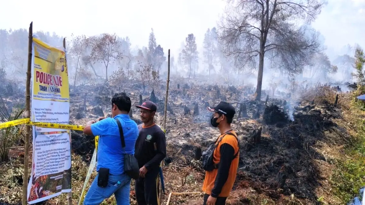 Pemasangan police line di salah satu lahan terbakar di wilayah Kotim, beberapa waktu lalu. (dok.radarsampit)