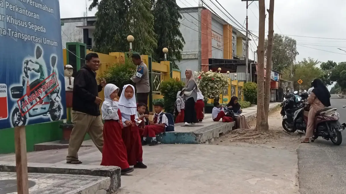 Pembelajaran jarak jauh (PJJ) diterapkan bagi siswa selama status tanggap darurat karhutla di Sukamara. (Fauziannur/Radar Sampit)