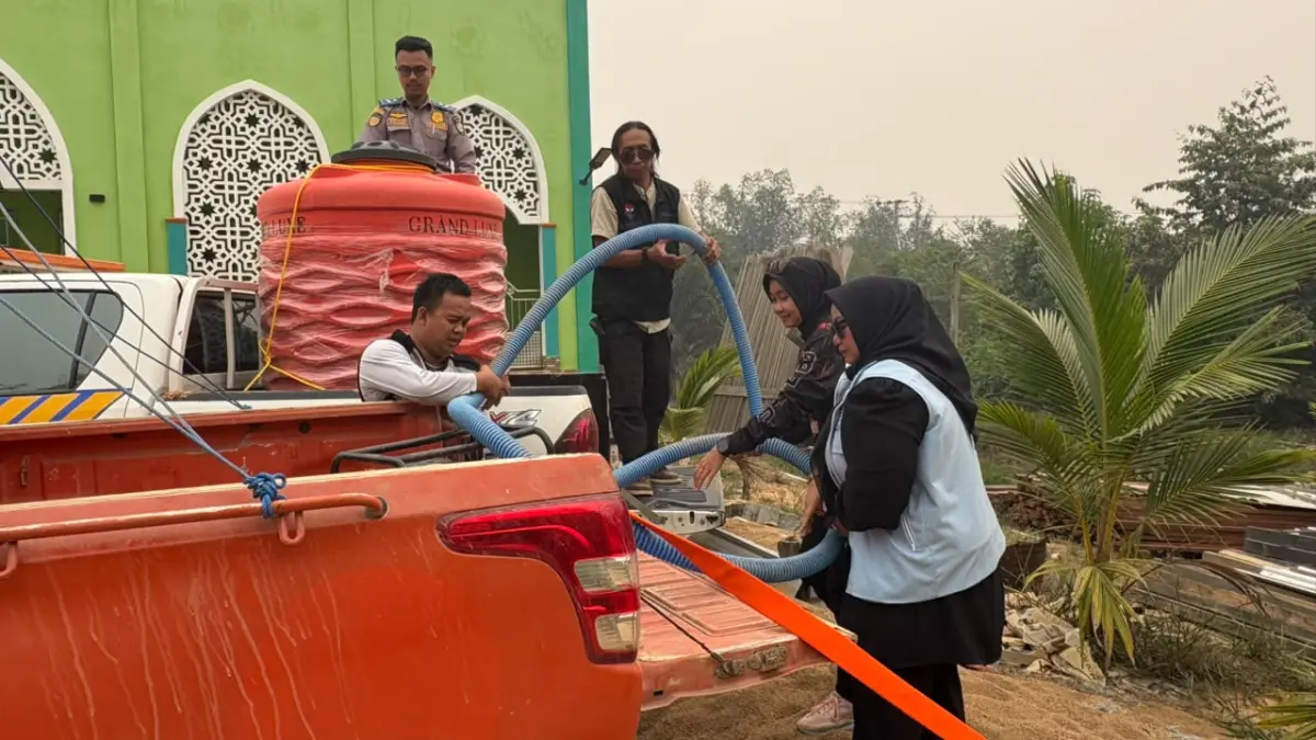 Pendistribusian air bersih di Kelurahan Kuala Kuayan, Kecamatan Mentaya Hulu, Minggu (20/9).&nbsp; (YUNI/RADAR SAMPIT)