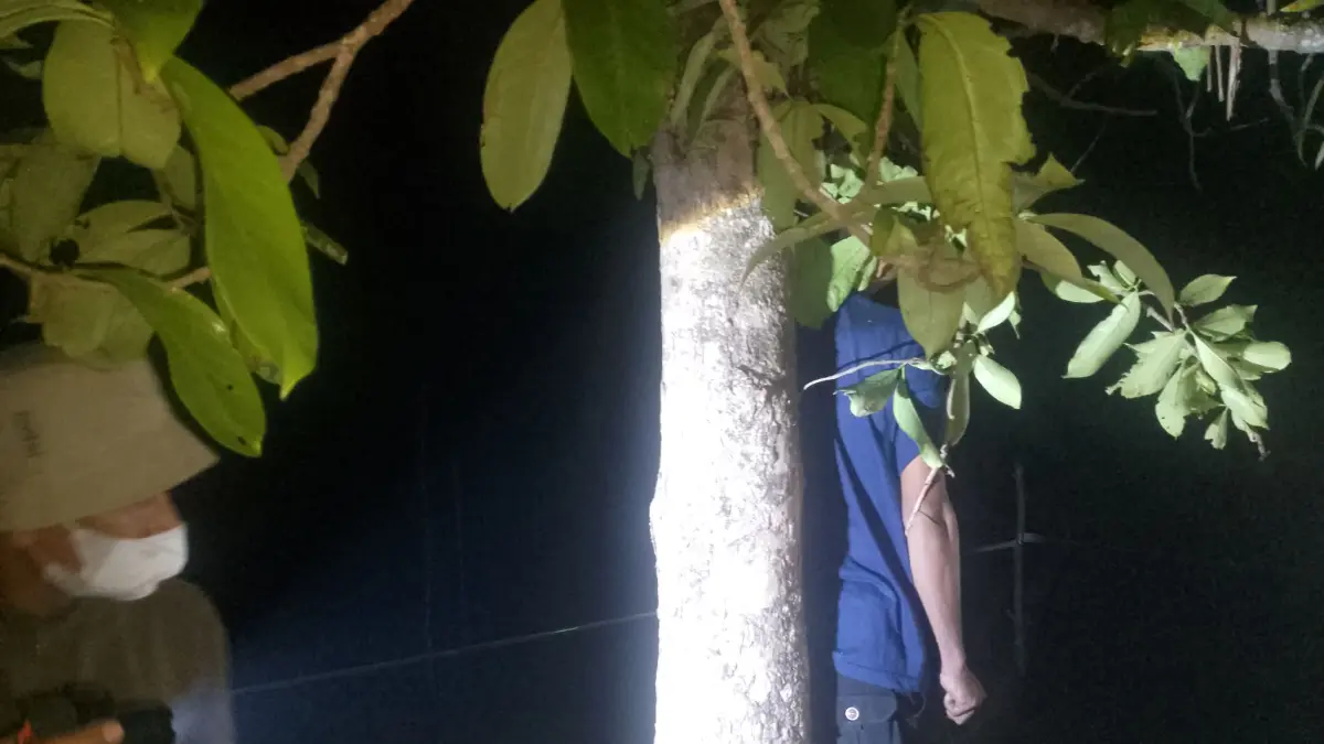 Su (47) saat ditemukan gantung diri di sebuah pohon di Jalan Semar, Kelurahan Kalampangan, Kecamatan Sabangau, Palangka Raya,(istimewa/Polsek Sabangau)