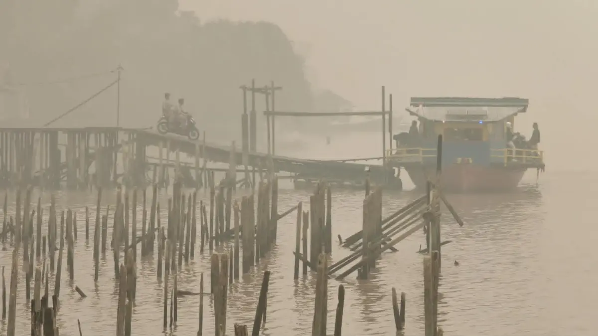 Suasana kabut asap menyelimuti perairan sungai di wilayah Kabupaten Pulang Pisau, Senin (21/9).(dodi/radarsampit)