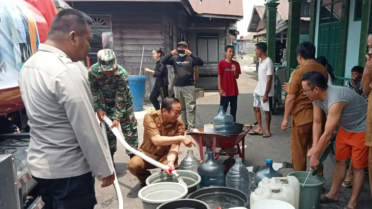 Bupati Sukamara Masduki menyalurkan bantuan air bersih bagi warga di Kelurahan Padang. (Fauziannur/Radar Sampit)