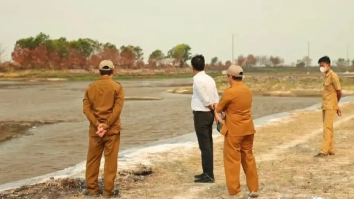 Bupati Sukamara Masduki saat meninjau kondisi terkini Embung Tampenek yang mengering. (Fauziannur/Radar Sampit)