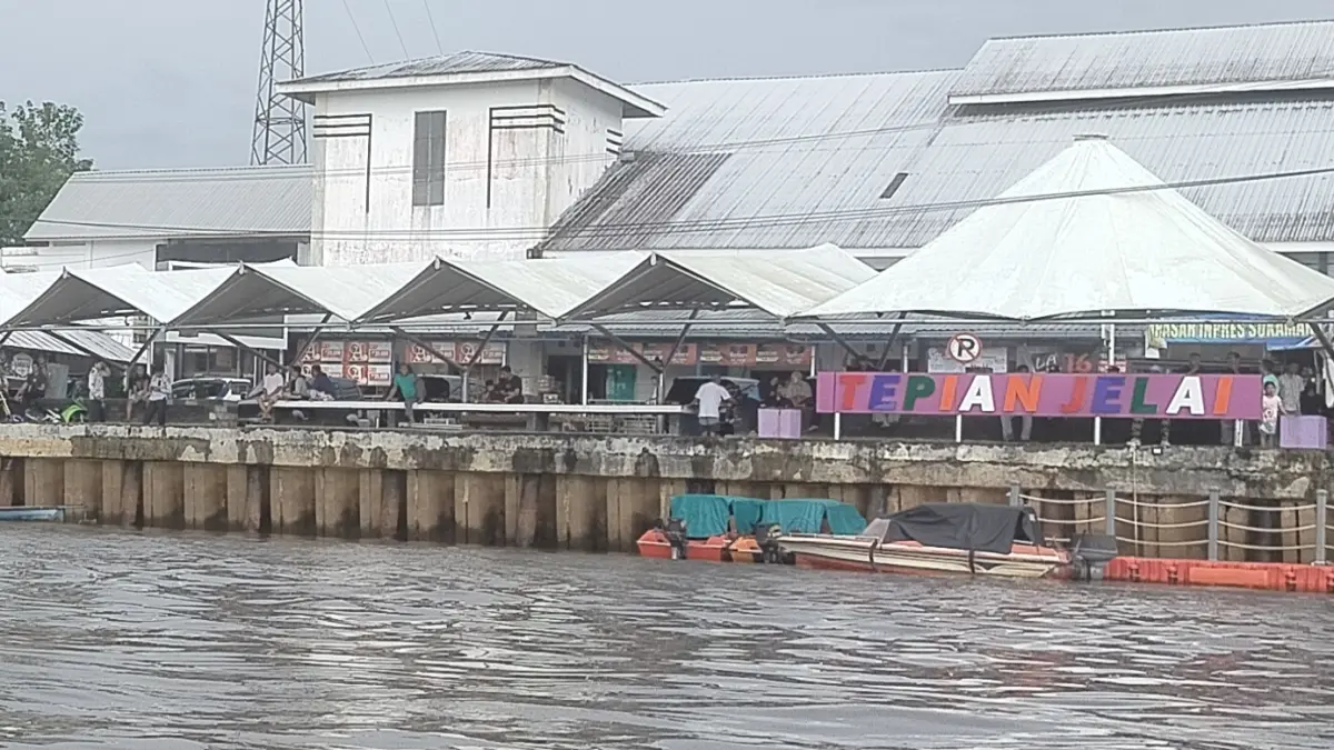 Kawasan Tepian Jelai menjadi salah tempat bersantai warga.&nbsp; (Fauziannur/Radar Sampit)