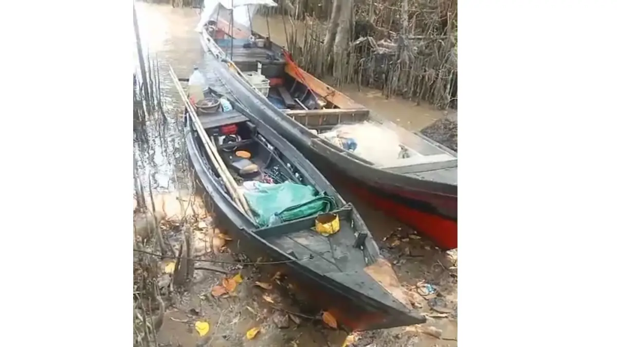 KELOTOK MISTERIUS : Dua kelotok tak bertuan saat ditemukan di perairan Desa Handil Mawar, Kecamatan Pulau Hanaut, Kotim, Selasa (22/9) siang. (Warga/Radar Sampit)